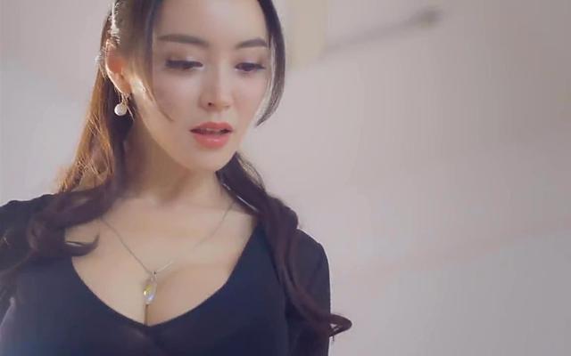 Busty Chinese Model